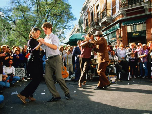 Street tango dancers in San Telmo, Buenos Aires.